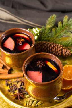 Elma, portakal ve baharat Noel dekorasyonu ahşap tablo ile hazırlanan sıcak mulled şarap Noel gün,