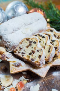 Geleneksel Alman noeli kuru üzüm ve kuru meyve pasta pudra şekeri ve Noel süslemeleri ile yakından