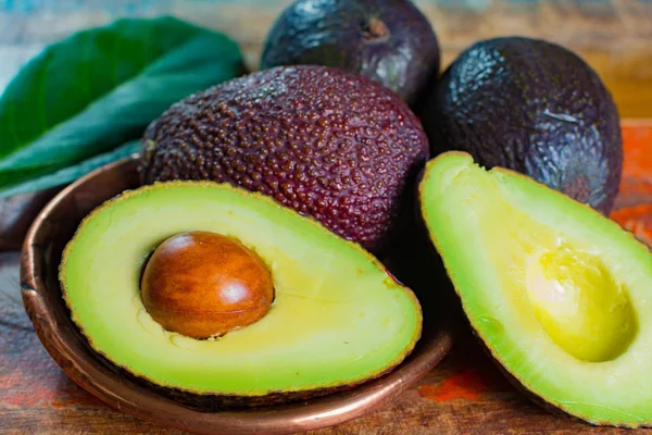 Gesunde Vegetarische Kost Grüne Reife Avocado Neue Ernte Mit Blättern — Stockfoto