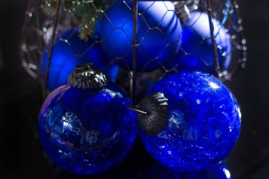Cam eski vintage kobalt mavi Noel ağacı taşaklarından yakın çekim