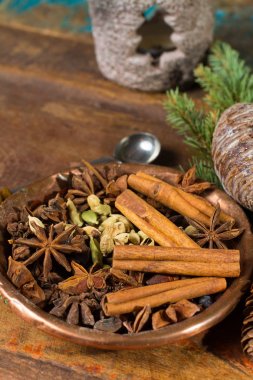 Kışa ve Noel gün, baharat pişirme ve mulled şarap ahşap masa üzerinde kullanılan koleksiyonu