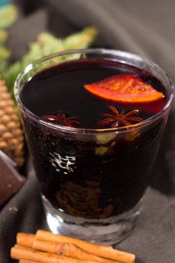 Elma, portakal ve baharat Noel dekorasyonu ahşap tablo ile hazırlanan sıcak mulled şarap Noel gün,