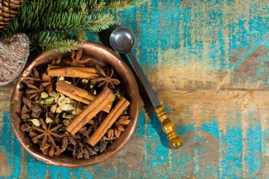 Kışa ve Noel gün, baharat pişirme ve mulled şarap ahşap masa üzerinde kullanılan koleksiyonu