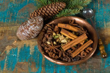 Kışa ve Noel gün, baharat pişirme ve mulled şarap ahşap masa üzerinde kullanılan koleksiyonu