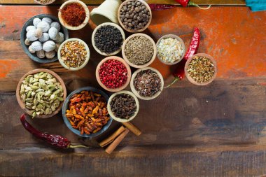 Çeşitli farklı Asya ve Orta Doğu baharat, renkli ürün çeşitliliği, eski ahşap masa üzerinde kapat