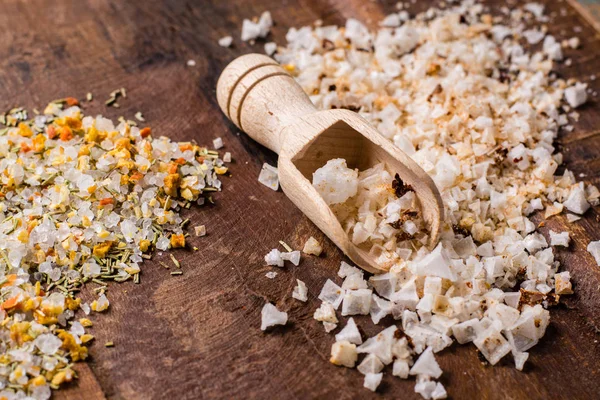 Deniz tuzu, beyaz tuz pul ahşap masa üzerinde çeşitli