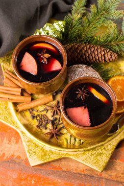 Elma, portakal ve baharat Noel dekorasyonu ahşap tablo ile hazırlanan sıcak mulled şarap Noel gün,