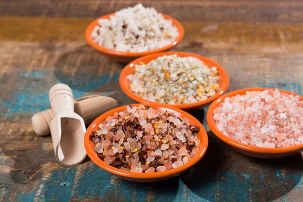 さまざまな海の塩 ピンクのヒマラヤの塩 乾燥唐辛子 ハーブおよびスパイスとカラフルな塩 — ストック写真