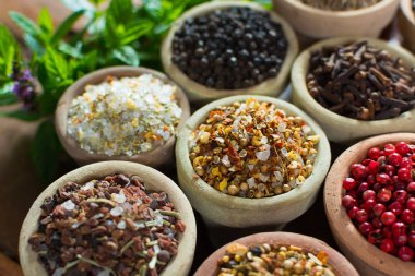 Çeşitli farklı Asya ve Orta Doğu baharat, renkli ürün çeşitliliği, eski ahşap masa üzerinde kapat