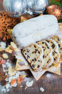 Geleneksel Alman noeli kuru üzüm ve kuru meyve pasta pudra şekeri ve Noel süslemeleri ile yakından