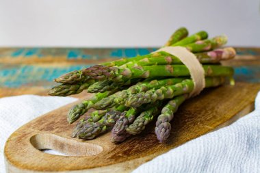 Yeşil genç kuşkonmaz sigorta primi healtry gıda, yemek ve ızgara için yakın çekim hazır vuruyor.