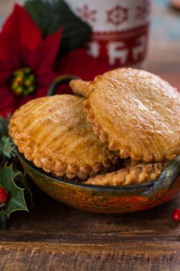 Badem doldurulmuş Noel kurabiyeleri Noel süslenmiş masa üzerinde kapat