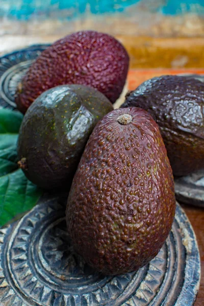 Hälsosam Vegetarisk Mat Grön Mogen Avokado Skörd Med Löv Sten — Stockfoto