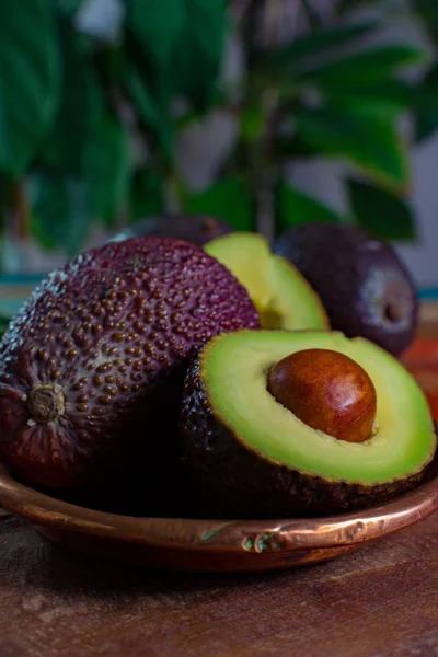 Gesunde Vegetarische Kost Grüne Reife Avocado Neue Ernte Mit Blättern — Stockfoto