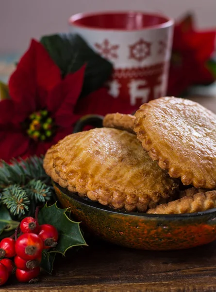 Amandel Gevulde Kerstkoekjes Kerstmis Ingericht Tafel Close — Stockfoto