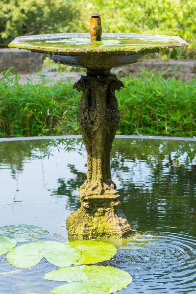 Fuente antigua en Provenza con agua fría fresca —  Fotos de Stock