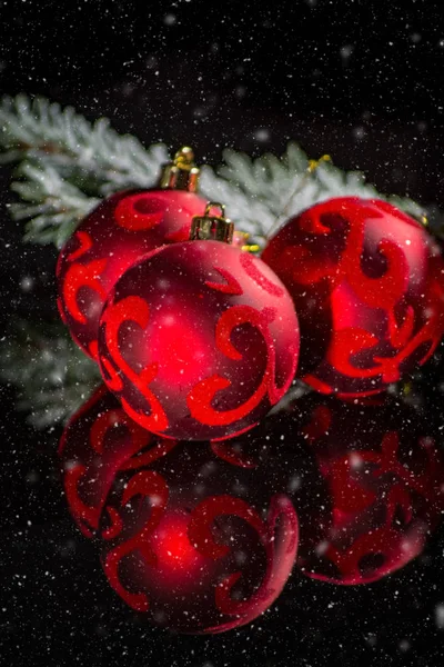 Decoração Árvore Natal Vermelho Bolas Vermelhas Com Ornamento Abeto Verde — Fotografia de Stock