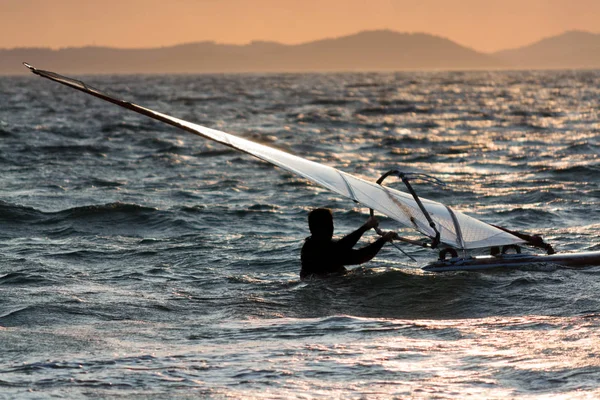 Západ slunce nad moře nebo oceán a extrémní freestyle sport windsur — Stock fotografie