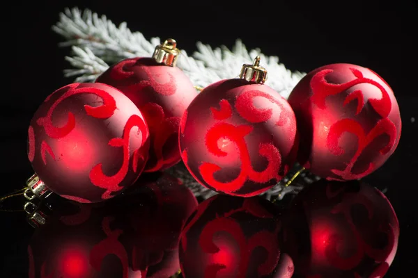 Decoración del árbol de Navidad rojo, bolas rojas y abeto verde sobre negro —  Fotos de Stock