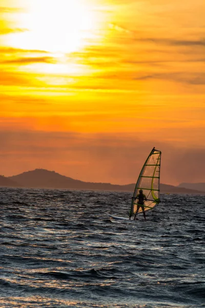Puesta Sol Sobre Mar Océano Deporte Extremo Estilo Libre Windsurf — Foto de Stock
