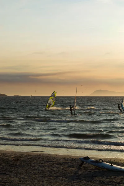 Puesta Sol Sobre Mar Océano Deporte Extremo Freestyle Escuela Windsurf — Foto de Stock