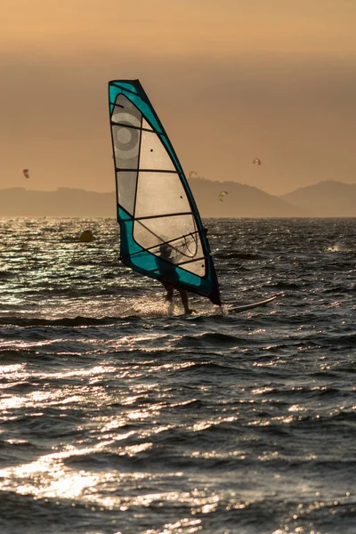 Puesta Sol Sobre Mar Océano Deporte Extremo Estilo Libre Windsurf — Foto de Stock