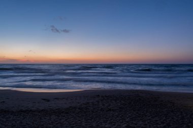 Deniz ve gökyüzünün panoramik manzarası, su ve hava, gün batımı