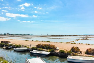 Marsala, Sicilya, İtalya banliyölerinde görülür, deniz saltworks, tuz Rüzgar değirmenleri.