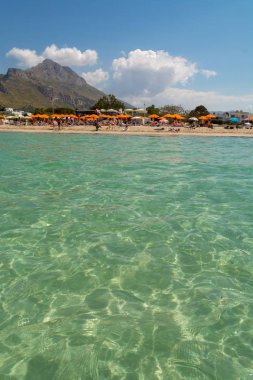 Güzel beyaz kum plaj San Vito lo Capo, Sicilya, İtalya ile şemsiye
