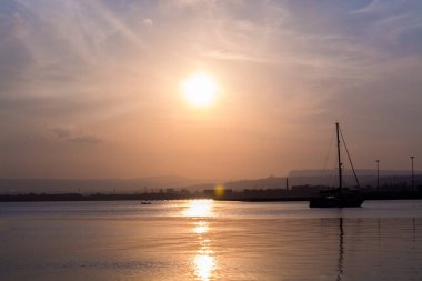 Ortigia sahil Adası'nda Syracuse şehir, Sicilya, İtalya. Gün batımında güzel seyahat fotoğraf Sicilya.
