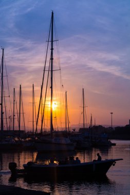 Lüks için güzel bağlantı noktası ayarı yaz güneş ışınlarının Yatlar. Yatlar için günbatımı noktasında işlem. Yat Kulübü