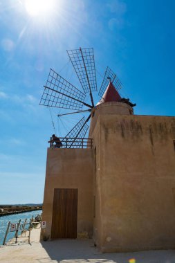 Marsala, Sicilya, İtalya banliyölerinde görülür, deniz saltworks, tuz Rüzgar değirmenleri.