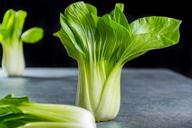 Taze çiğ yeşil bebek Bok choy veya Çin lahanası