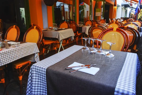 Traditionelles Französisches Straßencafé Der Provence Tische Werden Zum Mittag Oder — Stockfoto