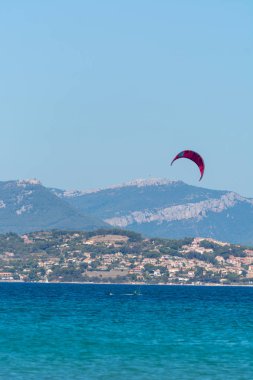Mavi su ve beyaz kum, tatil hedef ile güzel plaj Fransız Rivierası