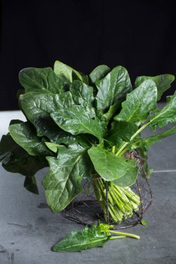 Taze yeşil ham yabani ıspanak yaprakları