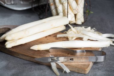 Bahar mevsimi, Hollandaca, Almanca beyaz kuşkonmaz yeni hasat 