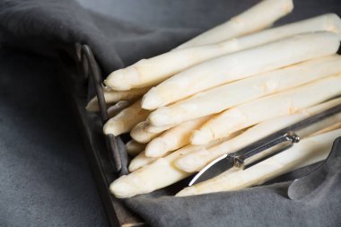 Bahar mevsimi, Hollandaca, Almanca beyaz kuşkonmaz yeni hasat 