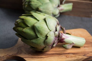 Yeşil olgun ham enginar pişirmeye hazır