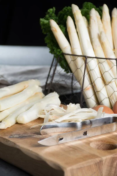 Temporada de primavera, nueva cosecha de espárragos blancos alemanes, holandeses — Foto de Stock