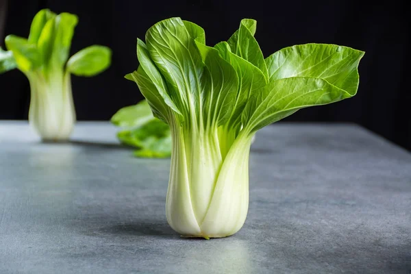 Fresco crudo bambino Bok choy o pak choi cavolo cinese — Foto Stock