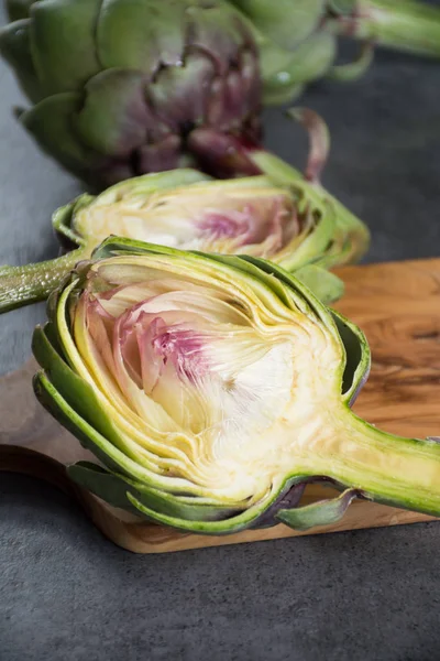 Carciofi crudi maturi verdi pronti da cuocere — Foto Stock