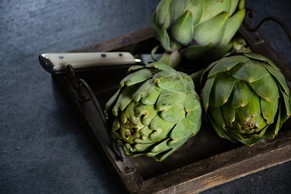 Alcachofas crudas verdes maduras listas para cocinar —  Fotos de Stock