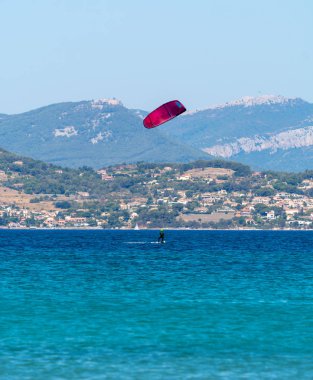 Mavi su ve beyaz kum, tatil hedef ile güzel plaj Fransız Rivierası