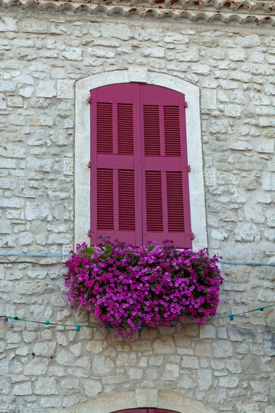 Sabor de la Provenza, ventana en el pequeño pueblo del sur de Francia — Foto de Stock