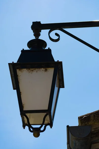法国风格老式铁与玻璃路灯在普罗旺斯小村庄 — 图库照片
