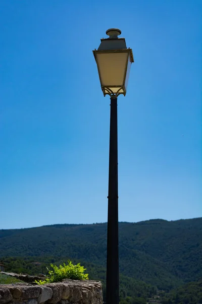 Franse stijl oude vintage straat licht in klein dorpje in de Provence — Stockfoto