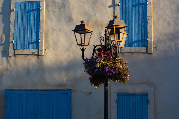 Luz de calle antigua vintage de estilo francés en un pequeño pueblo en Provenza — Foto de Stock