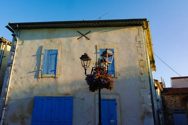 Ancien lampadaire vintage à la française dans un petit village de Provence — Photo