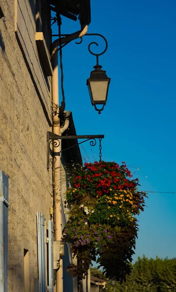 Franse stijl oude vintage straat licht in klein dorpje in de Provence — Stockfoto